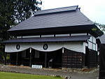 関川関所跡に復元された番所の建物の写真