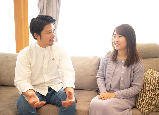 岡本さんのご自宅で話す岡本さんご夫婦