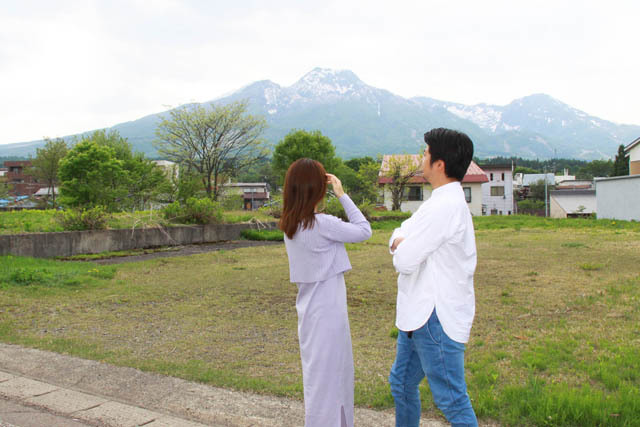 妙高山を眺める岡本さんご夫婦