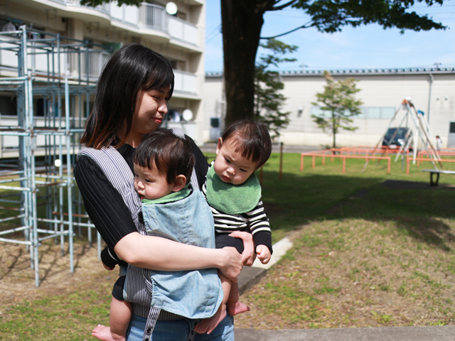 お子さんを見つめる髙波優子さん