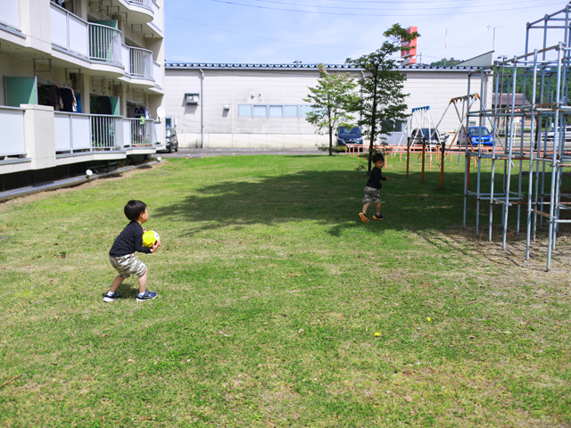 公園で遊ぶ子どもたち