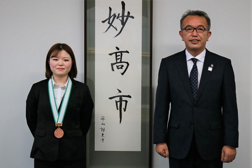 銅賞を受賞した山崎さんと城戸市長