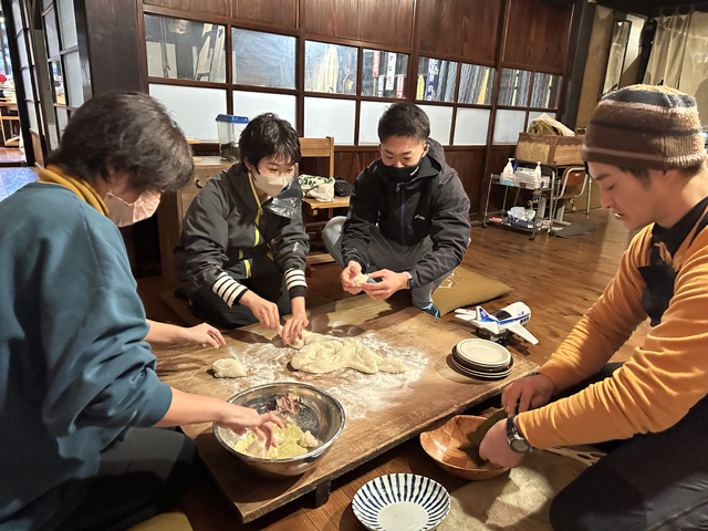 休みの日は宿のホストと餅つき