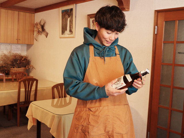 お客様からのお土産を見つめる町田さん