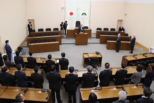 新年度スタートにあたり訓示を述べる市長