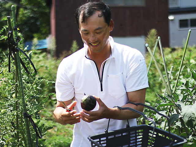 野菜を見つめる長尾さん