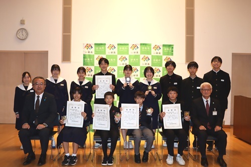 市内小中学生が市長表敬訪問し各種大会の結果を報告