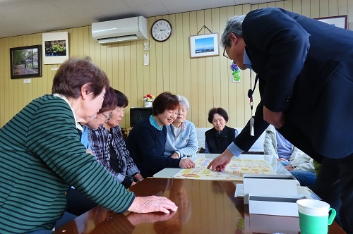 すごろくの説明を受ける参加者