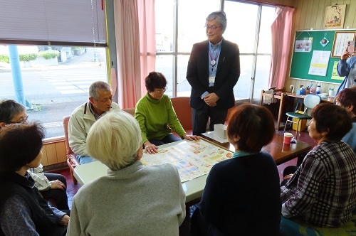 すごろくの説明をする小川隊員