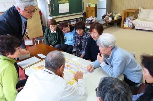 すごろくを見ながら話をする参加者