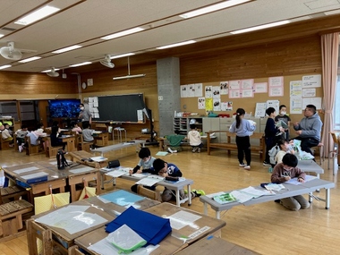 学校内で学ぶ場所を自分で選択している様子