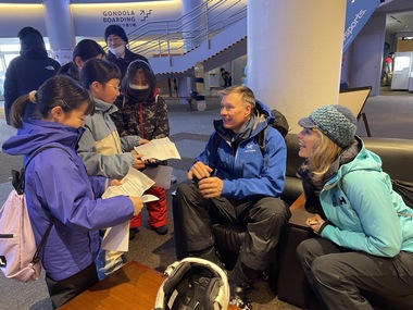 スキー場で小学生が英語でインタビューしている様子