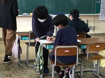 教室で子ども同士で学習している様子