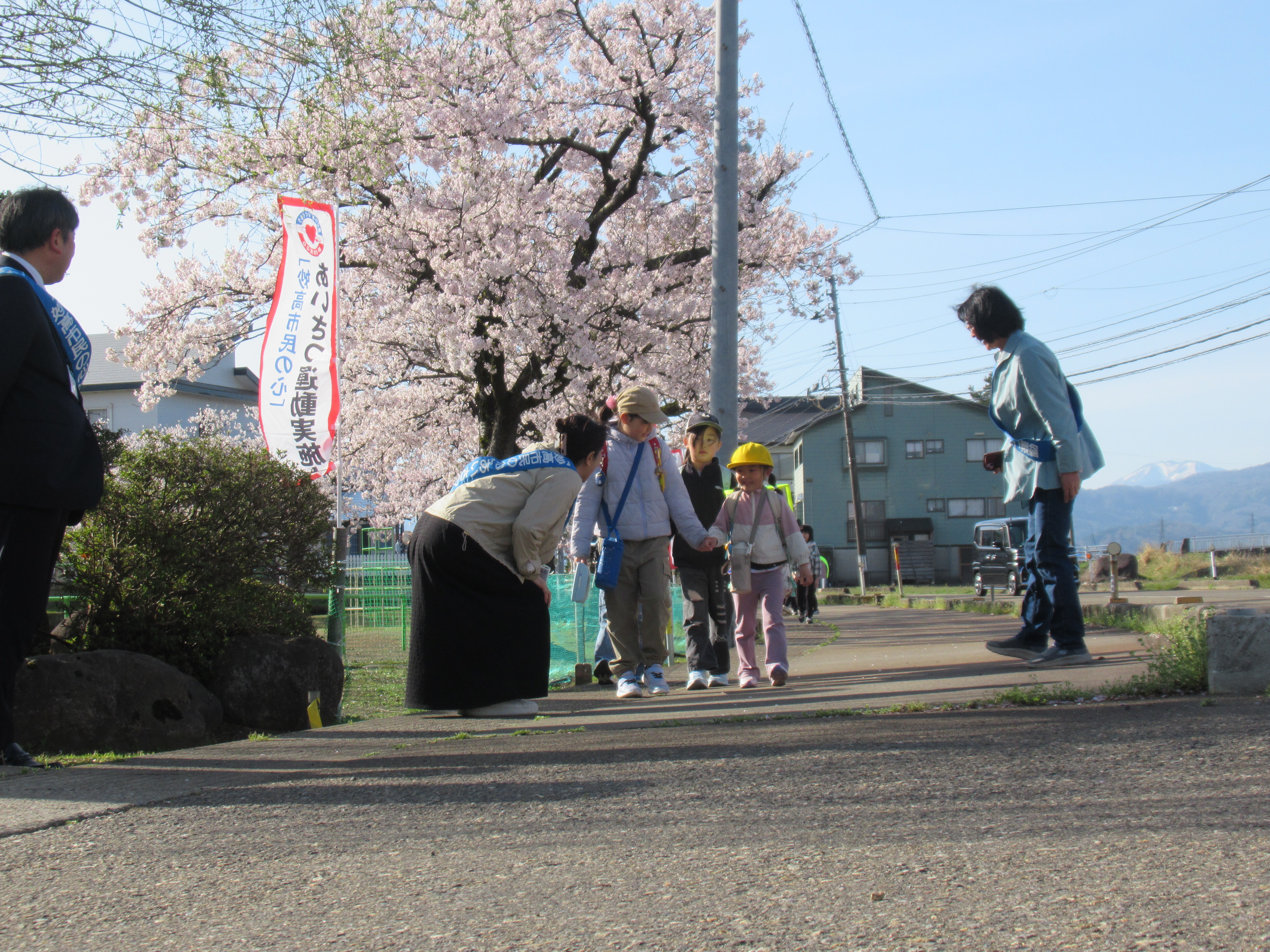 R8春の小中学校でのあいさつ運動の様子