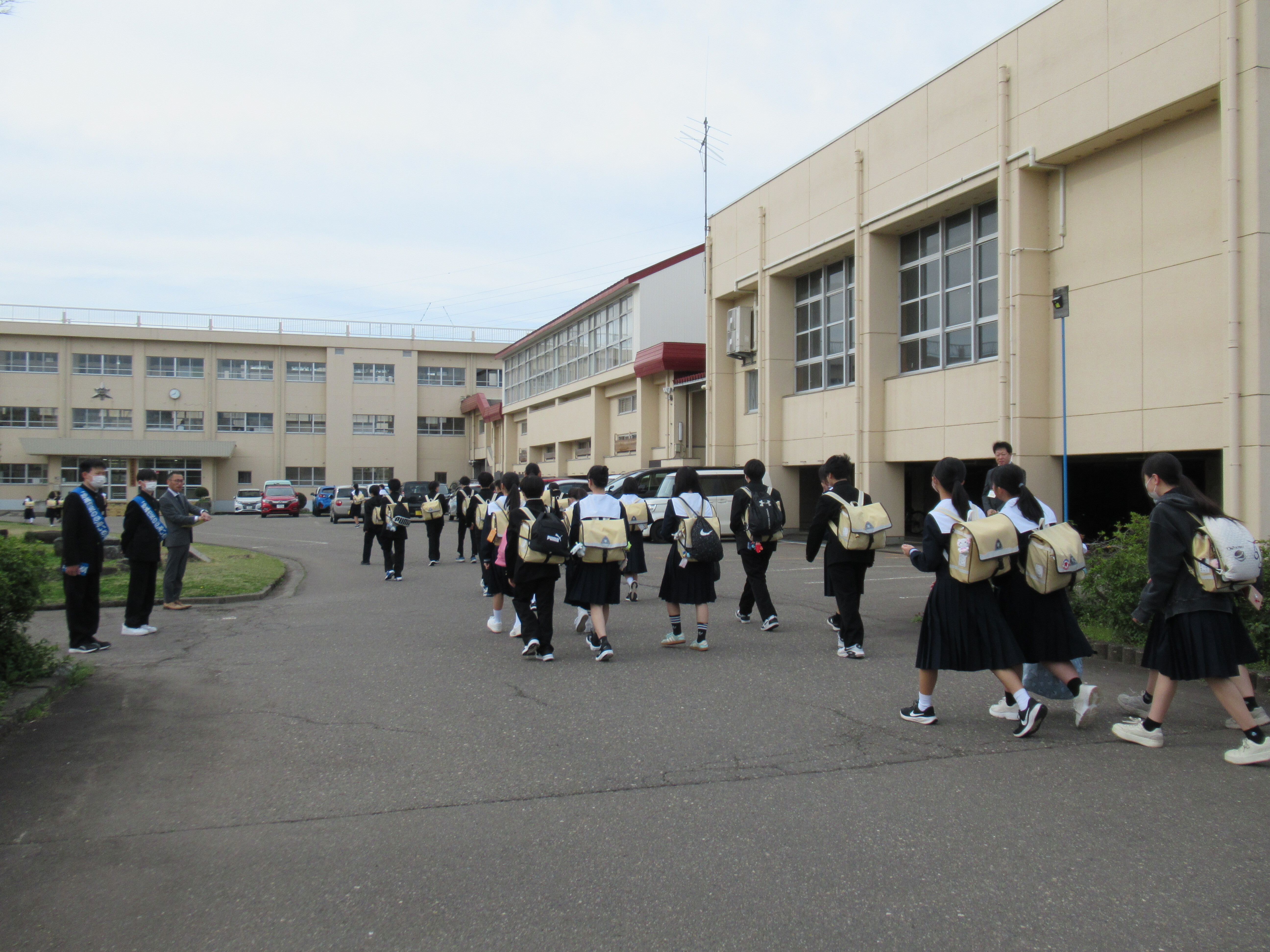 R8春の小中学校でのあいさつ運動の様子