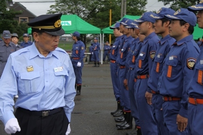 点検を行う入村市長