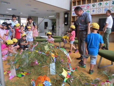 飾り付けをする入村市長