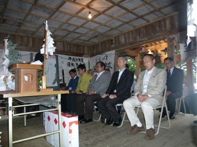 関山神社で安全祈願を行う入村市長