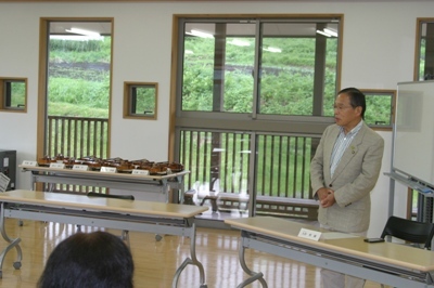 閉校式であいさつをおこなう入村市長