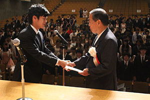 新成人代表と握手する入村市長