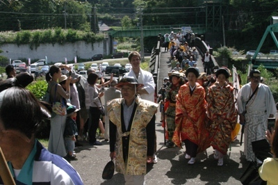 時代行列に参加する入村市長