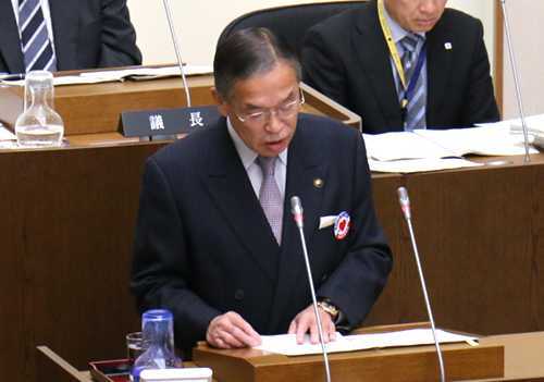 施政方針を述べる市長